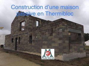 construction d'une maison passive, ici en thermibloc (maison très économe, à faible consommation énergétique)